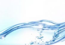 מהן השיטות לשמירה על מים נקיים וצלולים בבריכה ביתית?