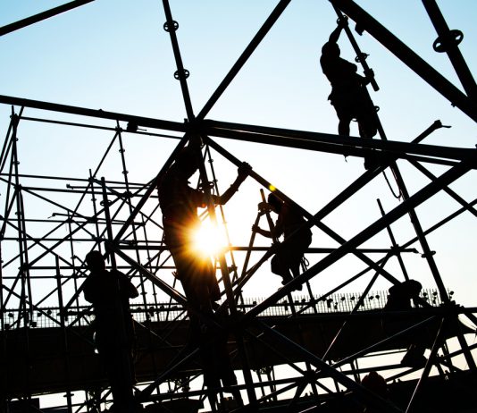 לעבוד בצורה הבטוחה ביותר סולם אלומיניום טלסקופי